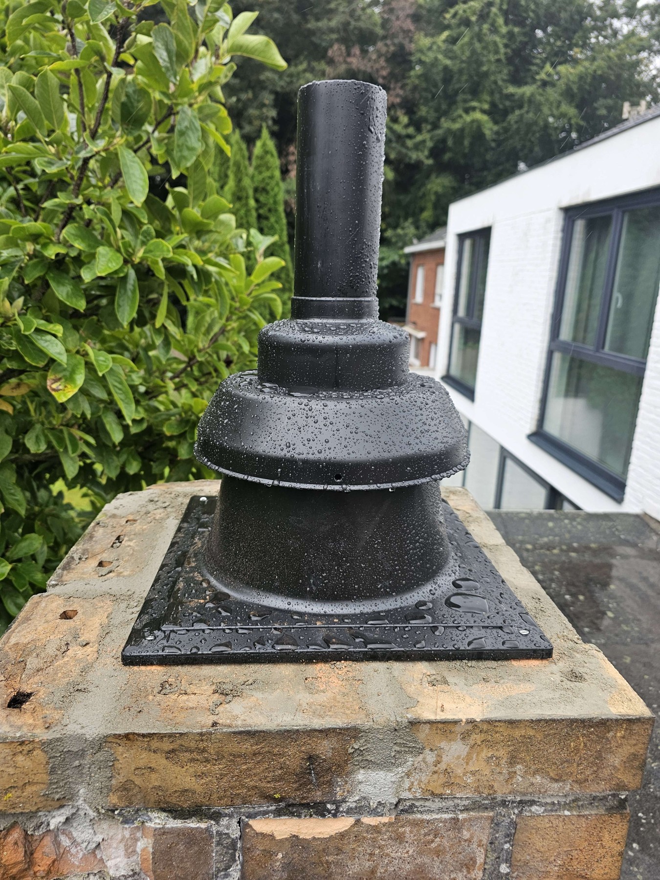 Nieuwe rookgasafvoer boven de bestaande schouw